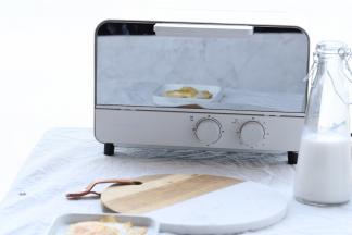 注意观察吐司片，2分钟后取出吐司片，翻面