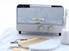 注意观察吐司片，2分钟后取出吐司片，翻面