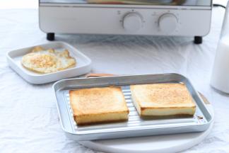 两面金黄立即关掉烤箱，取出吐司片