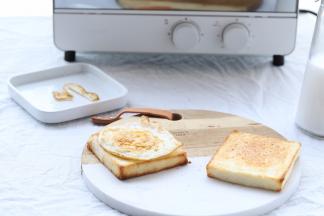 煎好的鸡蛋放到一片吐司片上