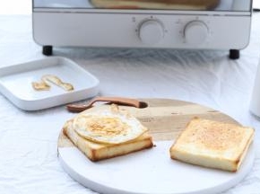 煎好的鸡蛋放到一片吐司片上