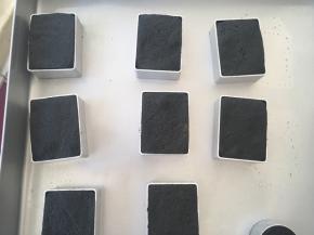 之后放到凤梨酥模具内，压平整