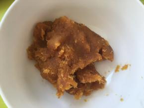 将凤梨馅炒干，能够成团即可，取出降温