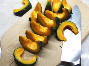 随意地切成几块。