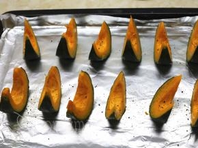 锡纸铺在烤盘上，放上南瓜，刷上一层橄榄油，撒上一点黑胡椒。