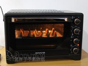 送入预热好的烤箱，上下火200℃，烘烤30分钟。