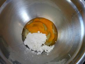 糖粉加入鸡蛋，用手抽搅拌均匀