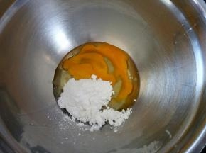 糖粉加入鸡蛋，用手抽搅拌均匀