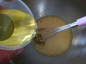 加入玉米油，搅拌均匀