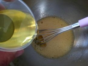 加入玉米油，搅拌均匀
