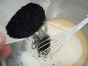 黑芝麻倒进去，搅拌均匀即可，无需过度搅拌