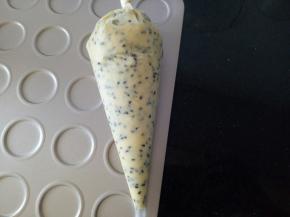 拌好后装入裱花袋