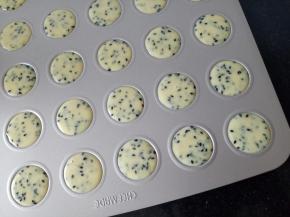 烤箱160度预热
裱花袋剪小口，均匀的挤入烤盘，不要挤太多