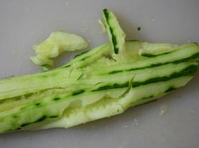 青瓜去皮拍碎