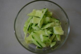 再折成小块装碗备用