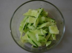 再折成小块装碗备用