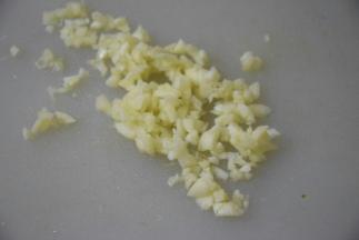 大蒜去衣切成蒜碎