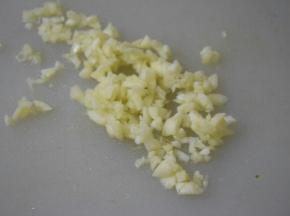大蒜去衣切成蒜碎