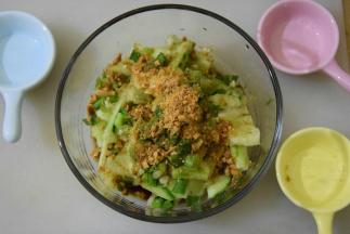 将所有调料倒在青瓜上拌匀即可