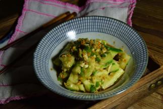 一道爽脆的凉拌青瓜就做好了。