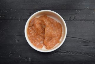 将鸡胸肉切成薄片，加入胡椒粉、盐和花生油抓匀放入冰箱腌一晚