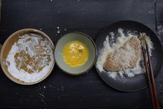 将鸡胸肉依次裹上玉米淀粉、鸡蛋和面包糠