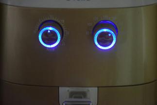 将鸡胸肉放入预热好的空气炸锅中，180℃烤15分钟，再翻面烤15分钟