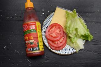 准备好番茄酱、番茄片、生菜叶和芝士片