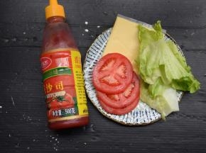 准备好番茄酱、番茄片、生菜叶和芝士片