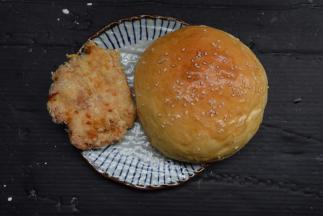 将烤好的鸡排取出晾凉