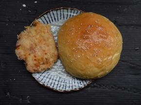 将烤好的鸡排取出晾凉