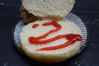 汉堡胚切开，挤上番茄酱
