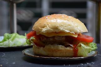 一个美味的自制汉堡就做好了