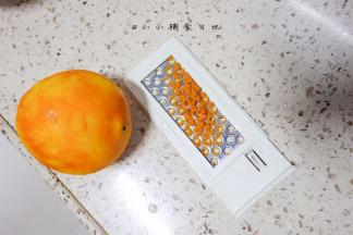 用这个擦子把橙子最外层皮擦下来，不要擦到白色的部分会有苦味