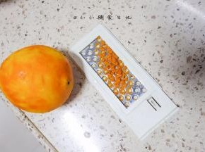 用这个擦子把橙子最外层皮擦下来，不要擦到白色的部分会有苦味