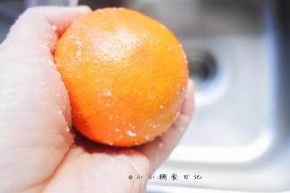 用盐将橙子皮搓洗一下