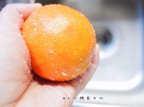 用盐将橙子皮搓洗一下