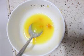 半个橙子汁挤出来加入刚才弄下来的橙子皮搅拌一下备用