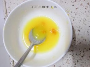 半个橙子汁挤出来加入刚才弄下来的橙子皮搅拌一下备用