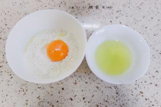 面粉加鸡蛋分离出的一个蛋黄混合