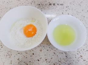 面粉加鸡蛋分离出的一个蛋黄混合