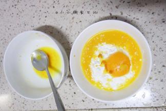 倒入刚才混合好的橙子汁跟橙皮，适当预留一点液体