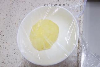 将面团揉成不沾手的面团，因为面粉的吸水性不同所以要根据面团的情况增减水分，盖上保鲜膜松弛15分钟