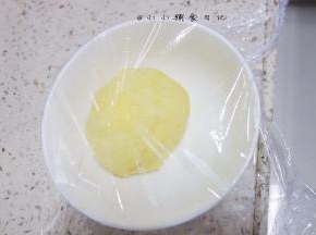 将面团揉成不沾手的面团，因为面粉的吸水性不同所以要根据面团的情况增减水分，盖上保鲜膜松弛15分钟