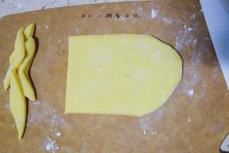 将面团擀成0.5cm的面片，