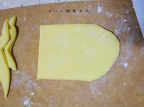 将面团擀成0.5cm的面片，