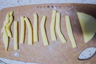 将面团切成一条条，我切得有点细 可以略粗一点，这样孩子不容易咬断