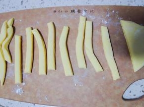 将面团切成一条条，我切得有点细 可以略粗一点，这样孩子不容易咬断