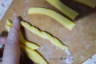 将面条扭一扭，头尾用手将面团整圆润一点，这样烤好以后不容易弄伤孩子的嘴巴