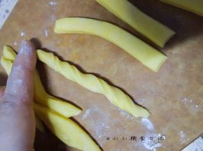 将面条扭一扭，头尾用手将面团整圆润一点，这样烤好以后不容易弄伤孩子的嘴巴